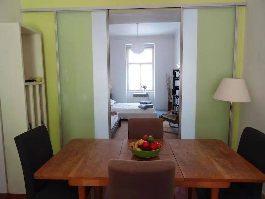 Garden Apartment On Art Nouveau Street In Central Prag Tjekkiet