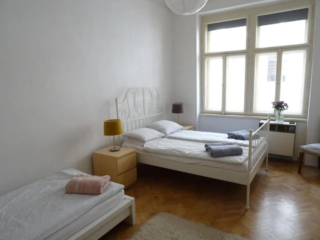 Garden Apartment On Art Nouveau Street In Central Prag Tjekkiet