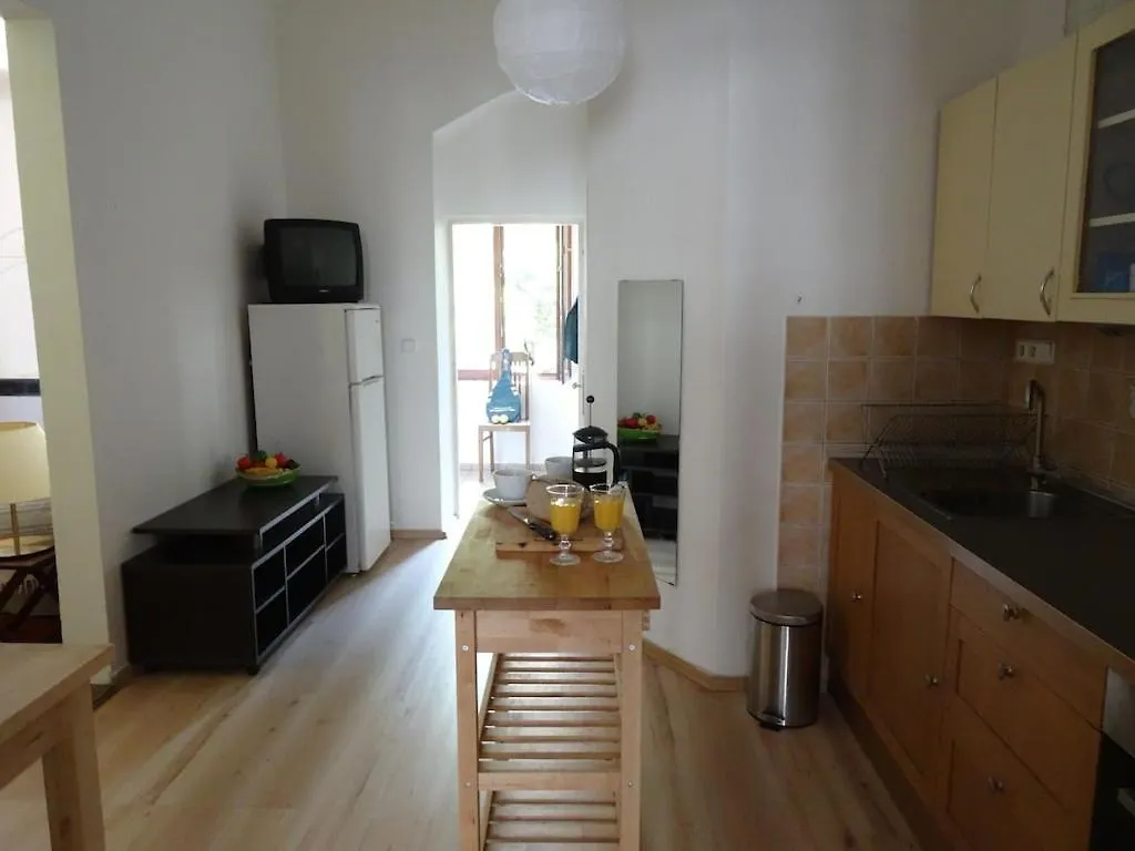 Garden Apartment On Art Nouveau Street In Central Prag 0*,