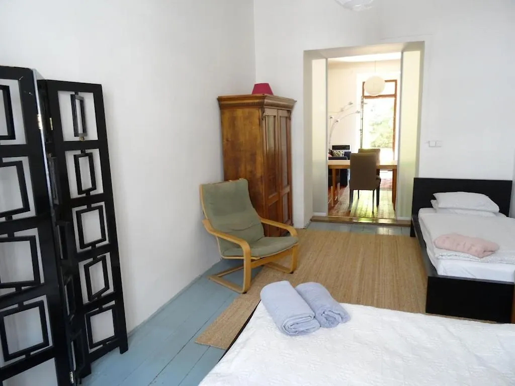 Garden Apartment On Art Nouveau Street In Central Prag Tjekkiet